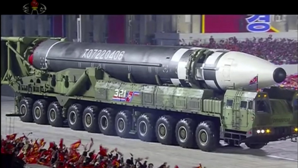 Βόρεια Κορέα: Παρουσίασε το μεγαλύτερο βαλλιστικό πύραυλο για πρώτη φορά από το 2018 (vid)