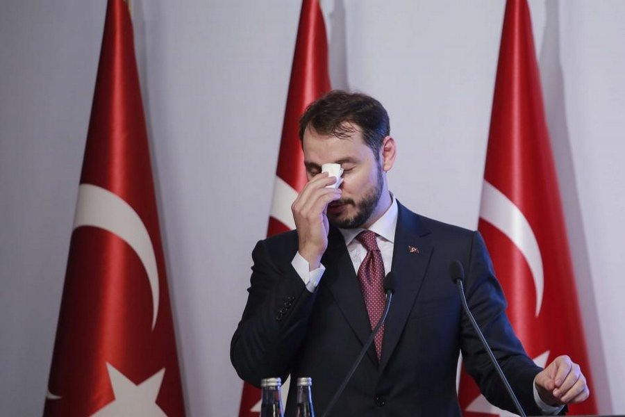 Μπεράτ Αλμπαϊράκ γαμπρός Ερντογάν παραίτηση υπουργός οικονομικών