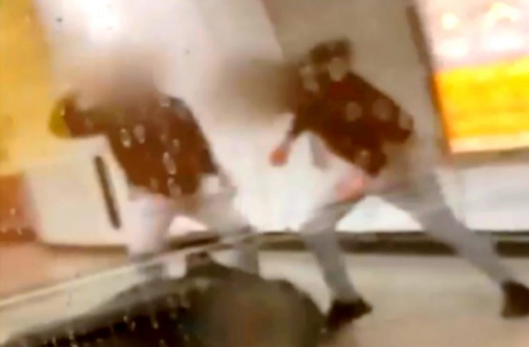 Συγκλονίζει βίντεο από τον άγριο ξυλοδαρμό του σταθμάρχη Μετρό από αρνητές της μάσκας